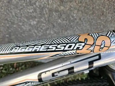 Bicicleta GT Aggressor 20" para niños - miniatura 2