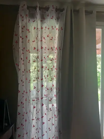 2 Cortinas transparentes con diseño de hojas rojas - miniatura 2