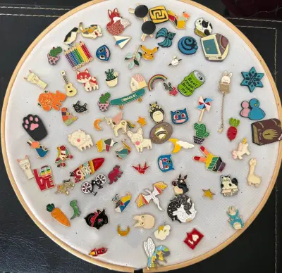 Colección de pines decorativos variados - miniatura 1