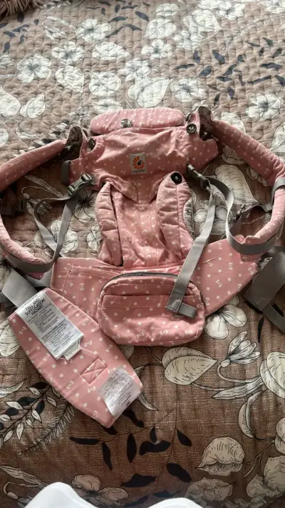 Mochila portabebé Ergobaby rosa con diseño de lun - miniatura 1