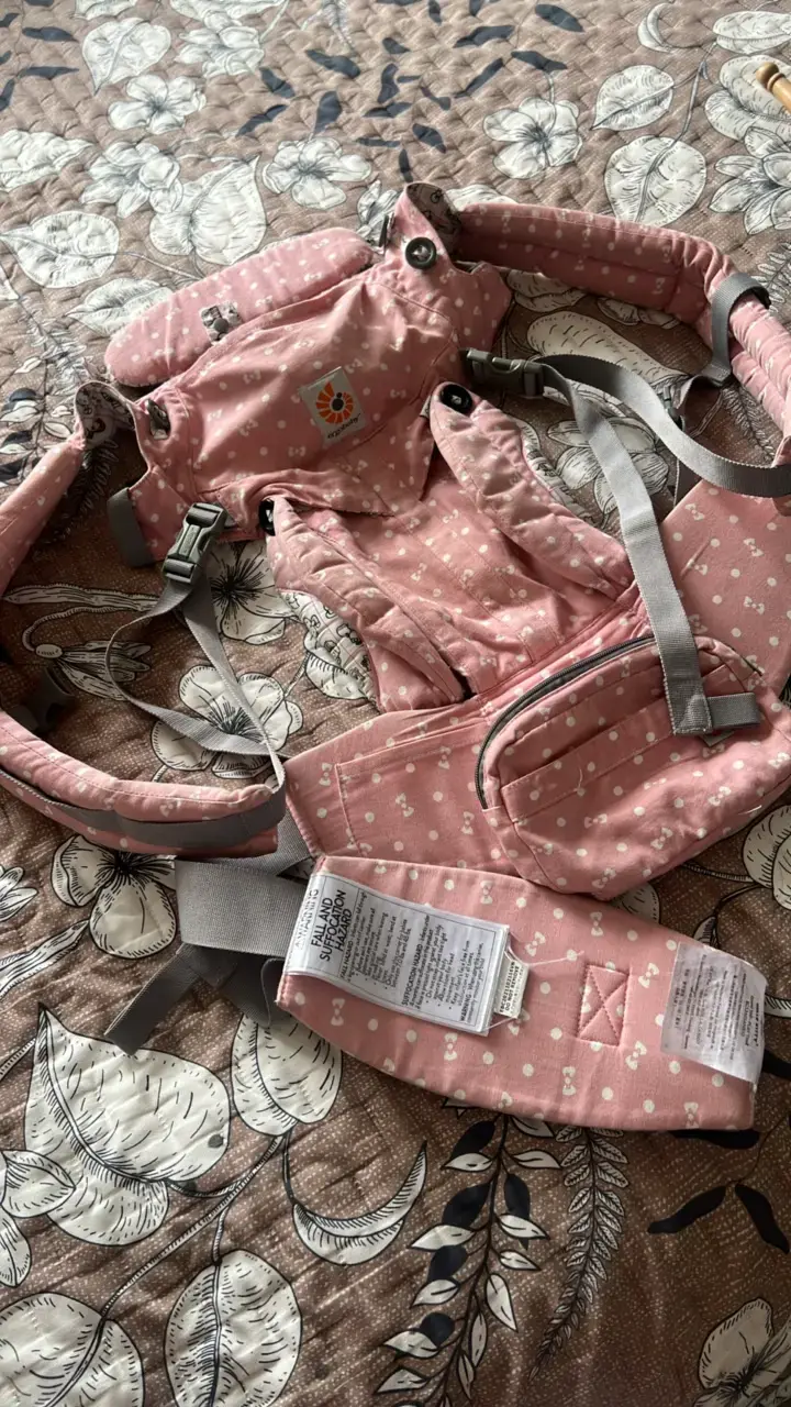 Mochila portabebé Ergobaby rosa con diseño de lun - 2