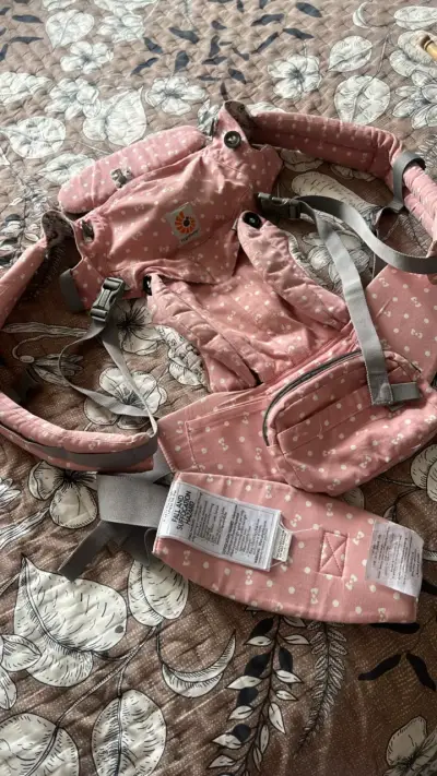 Mochila portabebé Ergobaby rosa con diseño de lun - miniatura 2