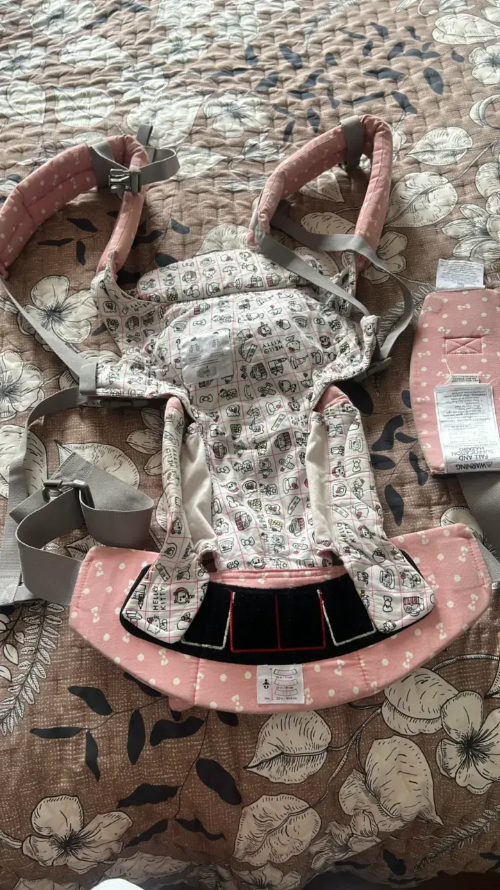 Mochila portabebé Ergobaby rosa con diseño de lun - 4