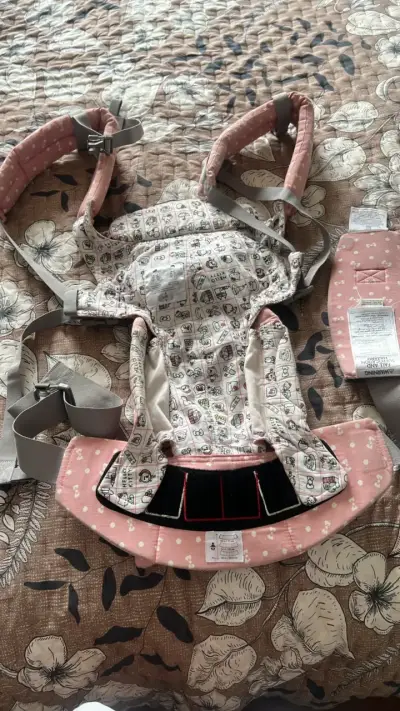 Mochila portabebé Ergobaby rosa con diseño de lun - miniatura 4