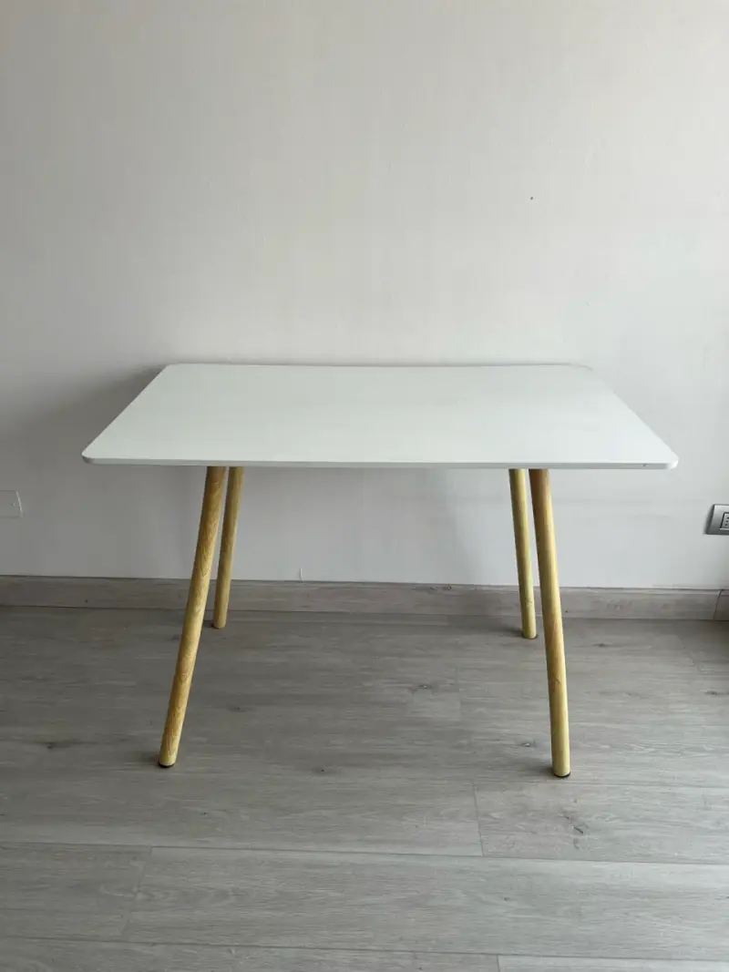 Ecritorio blanca con patas de madera - 1