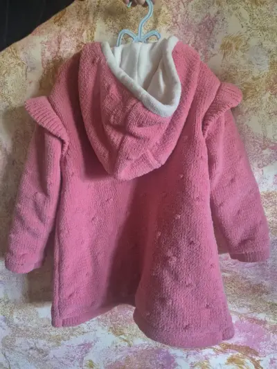 Abrigo rosado para niña con capucha - miniatura 2