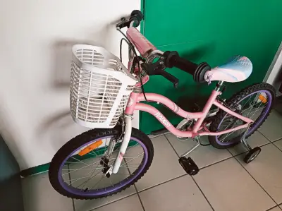 Bicicleta infantil rosa con canasto y ruedas de apoyo - miniatura 1