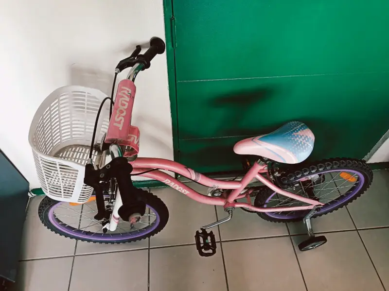 Bicicleta infantil rosa con canasto y ruedas de apoyo - 2