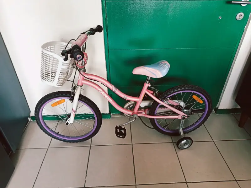 Bicicleta infantil rosa con canasto y ruedas de apoyo - 3