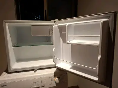 Mini refrigerador Mabe compacto A+ - miniatura 1