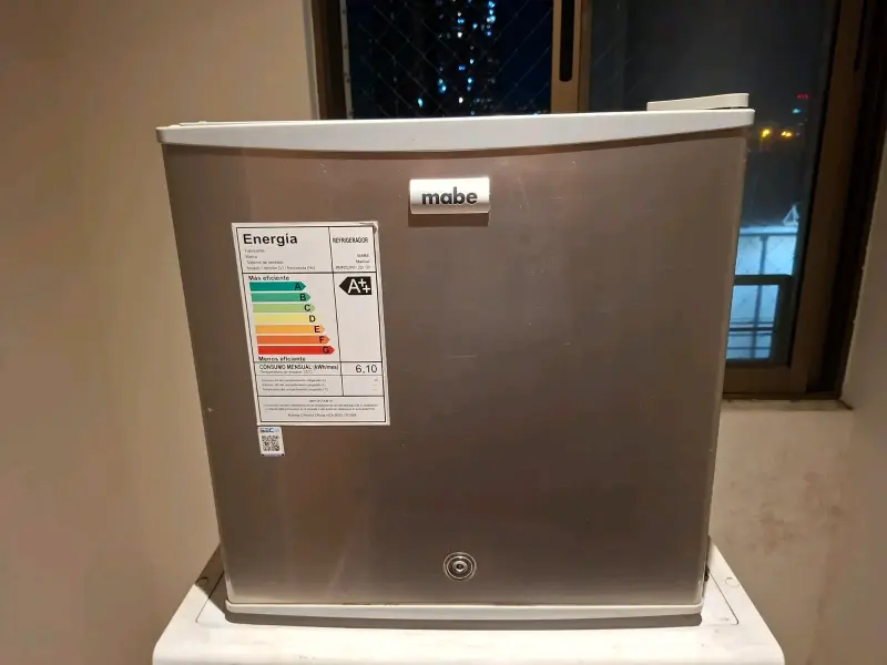 Mini refrigerador Mabe compacto A+ - 2