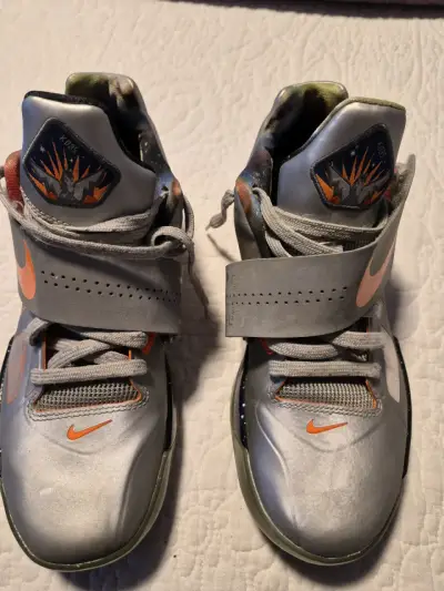 Zapatillas deportivas Nike plateadas con detalles naranjas - miniatura 4