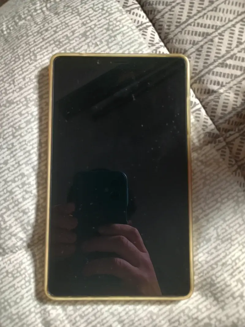 Tablet Lenovo dorada en buen estado - 1