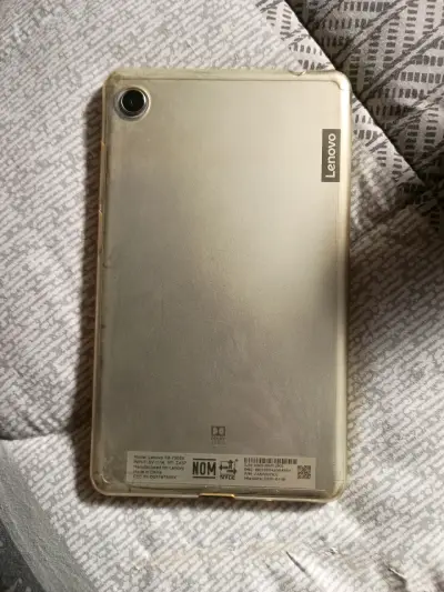 Tablet Lenovo dorada en buen estado - miniatura 2