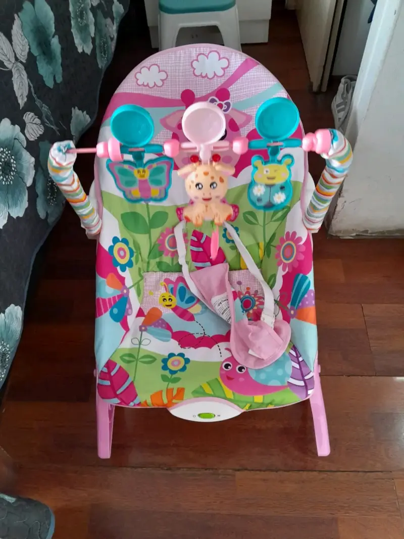 Silla Mecedora para Bebé con Juguetes Colgantes - 2