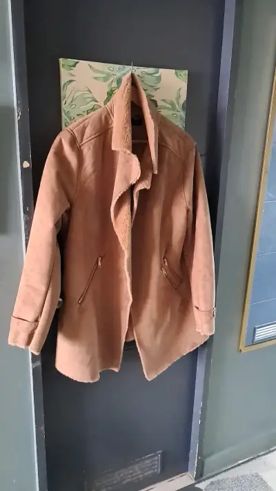 Abrigo de mujer color camel con cierre - miniatura 1