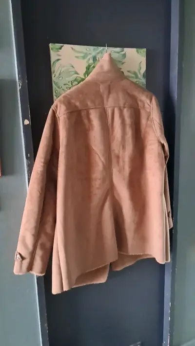 Abrigo de mujer color camel con cierre - miniatura 2
