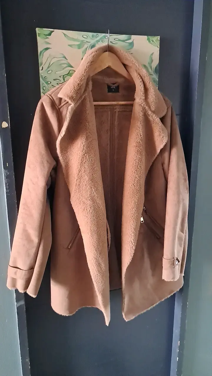 Abrigo de mujer color camel con cierre - 3