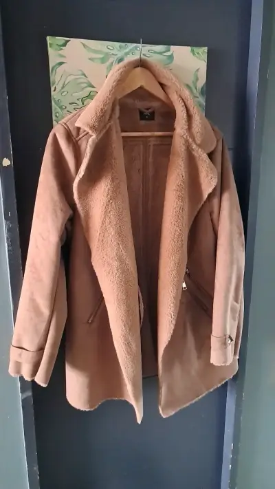 Abrigo de mujer color camel con cierre - miniatura 3