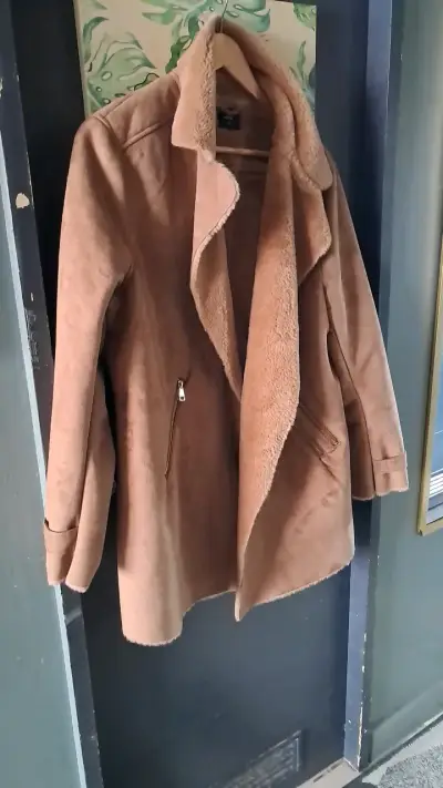 Abrigo de mujer color camel con cierre - miniatura 6