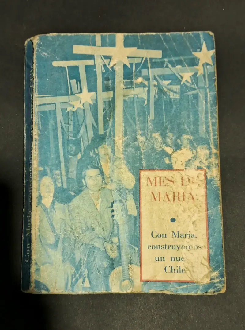 Libro religioso 'Mes de María' usado