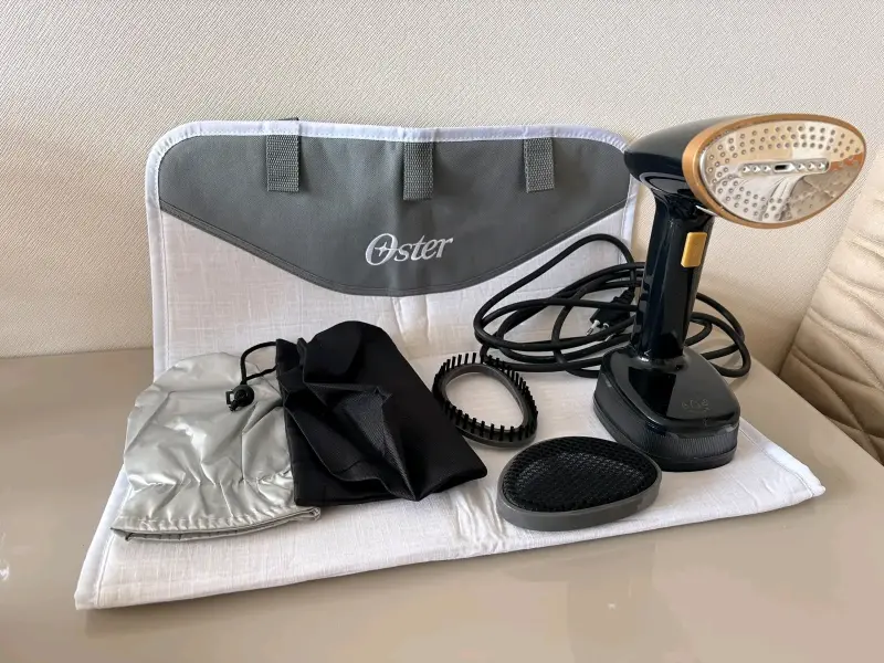 Plancha a vapor portátil Oster con accesorios