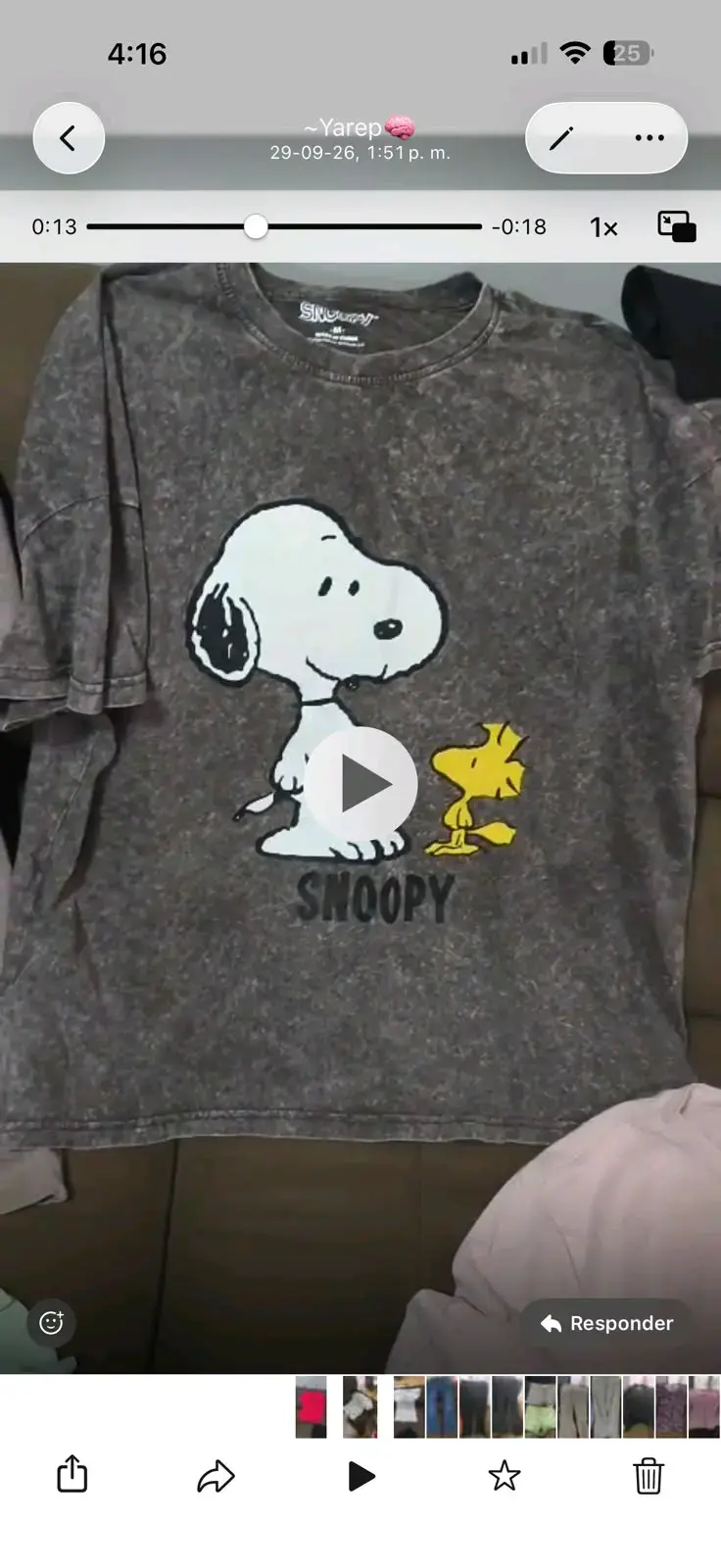 Polera Snoopy gris con diseño estampado