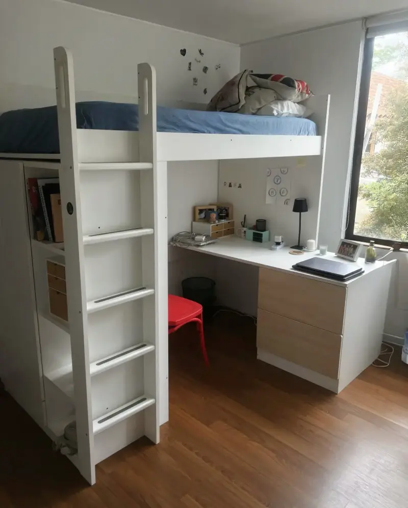 Cama alta con escritorio y estantería integrada - 1