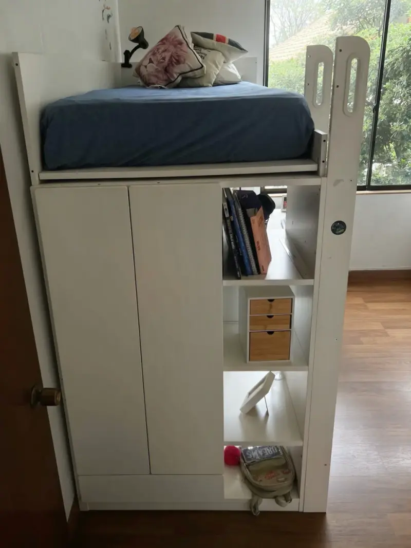 Cama alta con escritorio y estantería integrada - 2