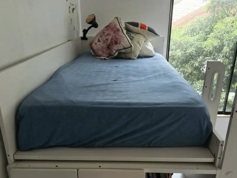 Cama alta con escritorio y estantería integrada - 3