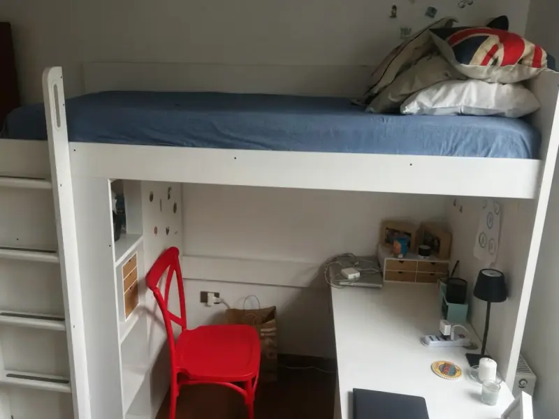 Cama alta con escritorio y estantería integrada - 4