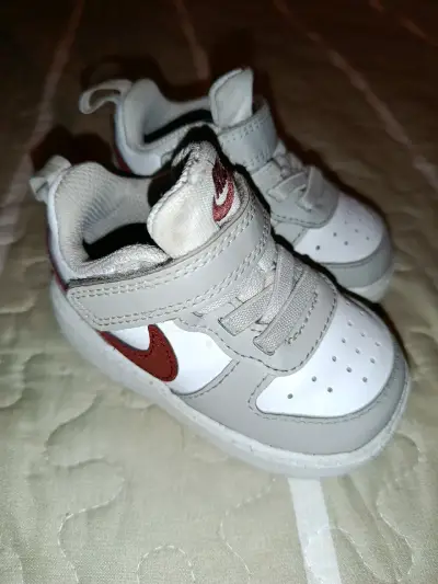 Zapatillas deportivas para bebé Nike blancas y grises - miniatura 1