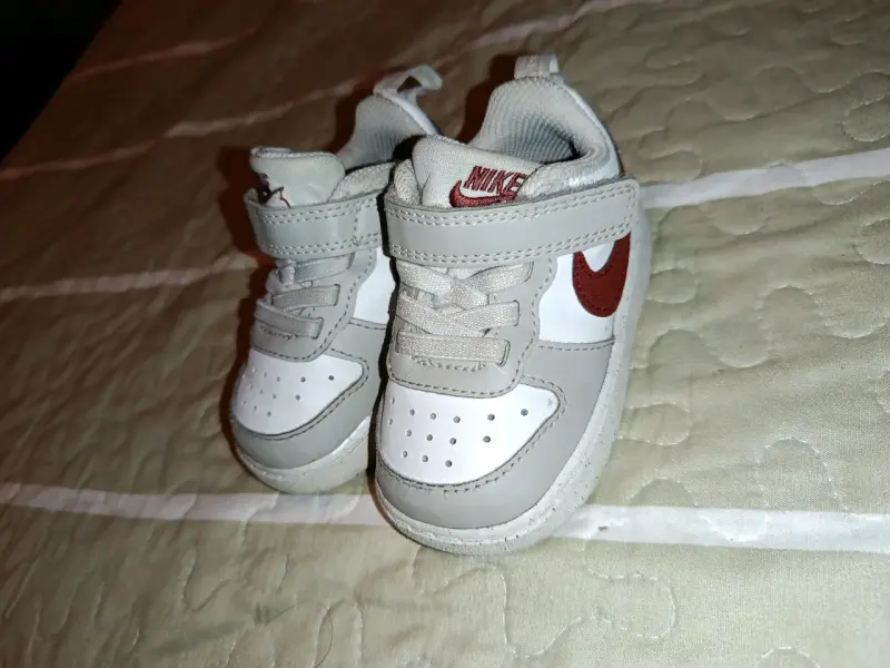 Zapatillas deportivas para bebé Nike blancas y grises - 2