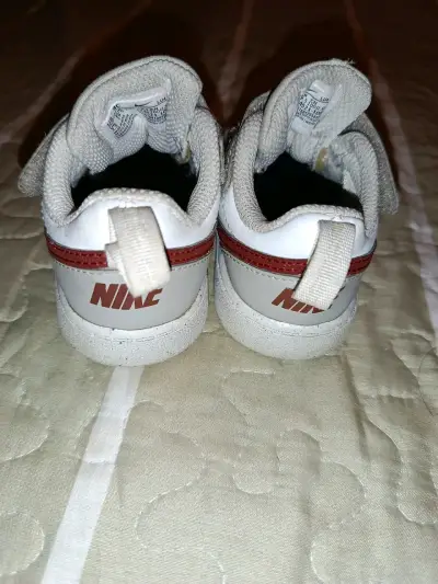Zapatillas deportivas para bebé Nike blancas y grises - miniatura 3