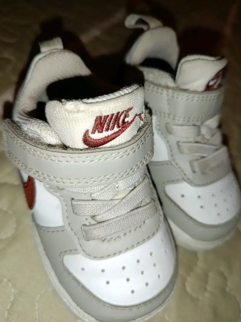 Zapatillas deportivas para bebé Nike blancas y grises - 4