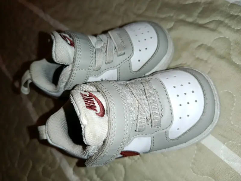 Zapatillas deportivas para bebé Nike blancas y grises - 5