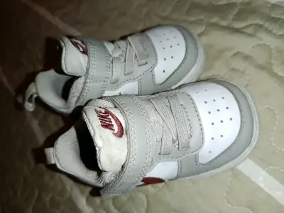 Zapatillas deportivas para bebé Nike blancas y grises - miniatura 5