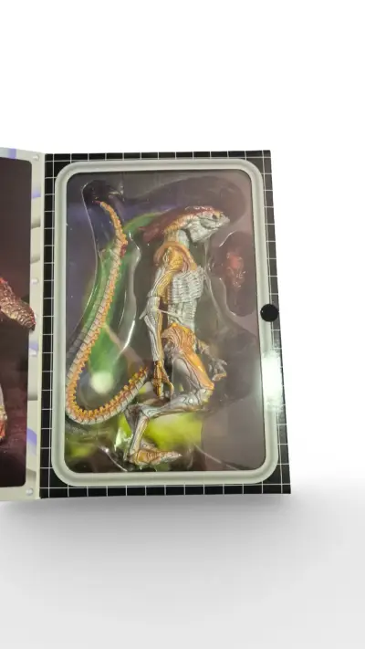 Figura de acción Panther Alien con parásito magnético - miniatura 2