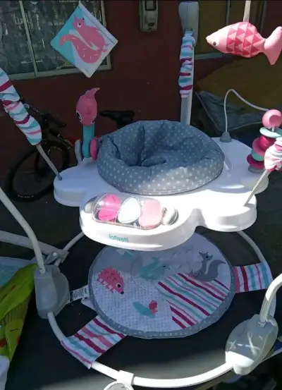 Centeo de entrenenimiento bebes marca infanti - miniatura 2