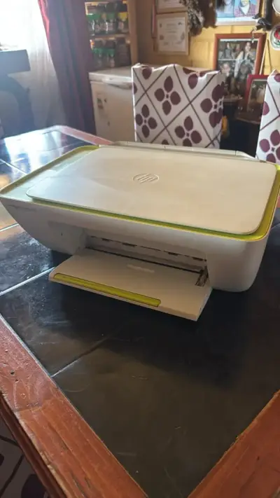 Impresora multifuncional HP DeskJet color blanco - miniatura 1