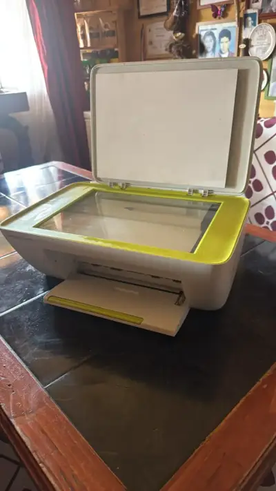 Impresora multifuncional HP DeskJet color blanco - miniatura 2