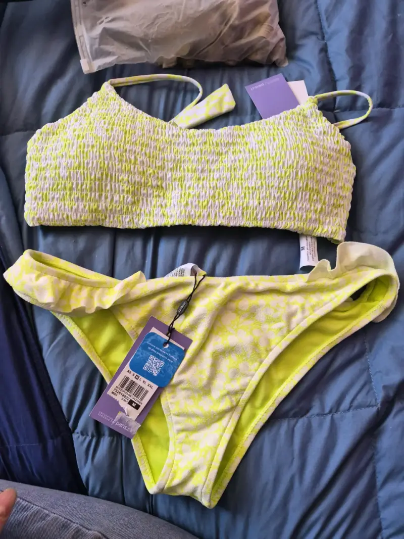 Bikini amarillo neón con diseño floral