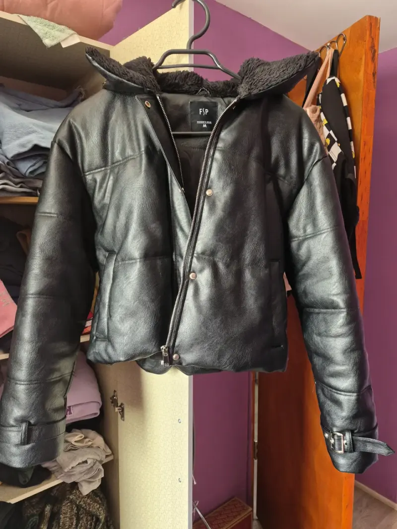 Chaqueta de cuero negra con forro interior