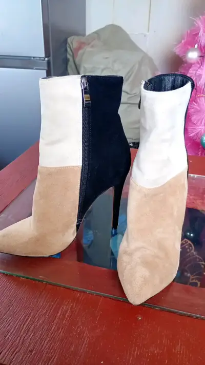 Botines de tacón alto bicolor para mujer - miniatura 1