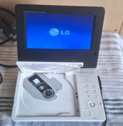 Reproductor DVD Portátil LG DP351G (Funcionando) - miniatura 2