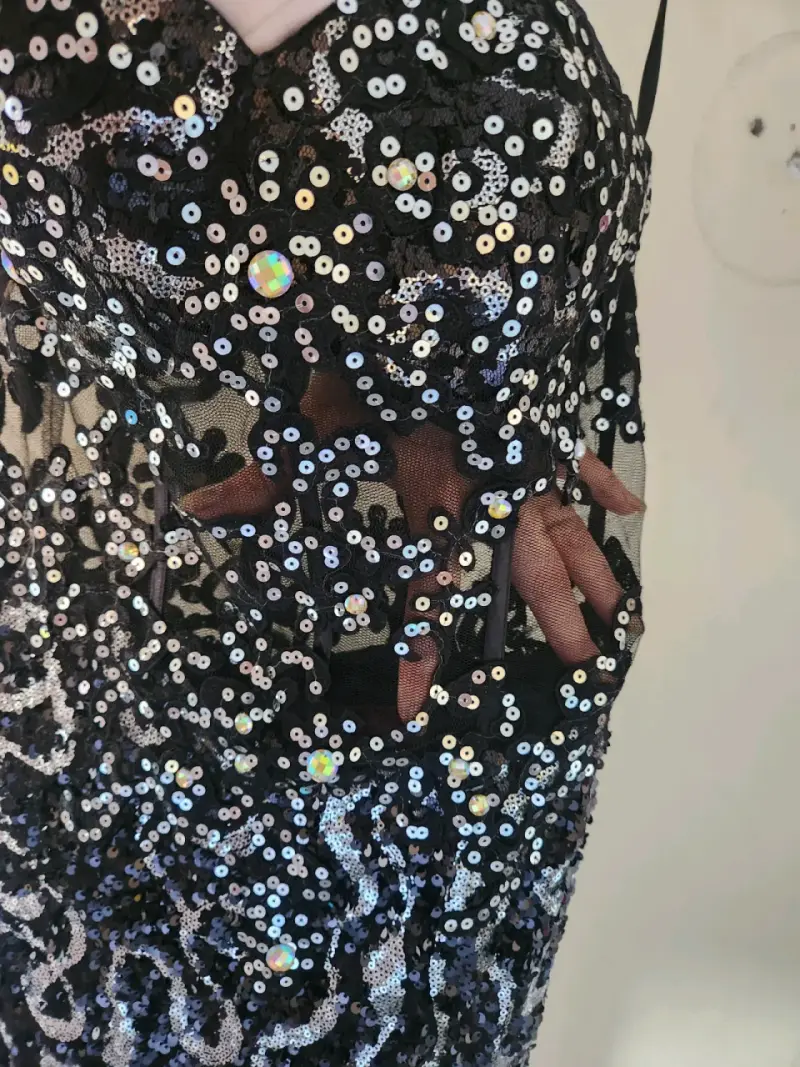 Vestido de noche negro con lentejuelas y abertura - 2