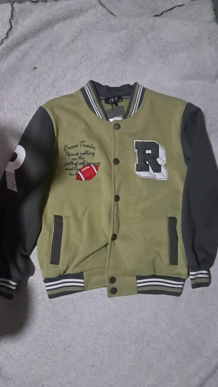 Chaqueta varsity verde y negra para hombre