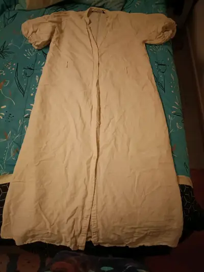 Vestido largo beige Zara con mangas abullonadas - miniatura 1