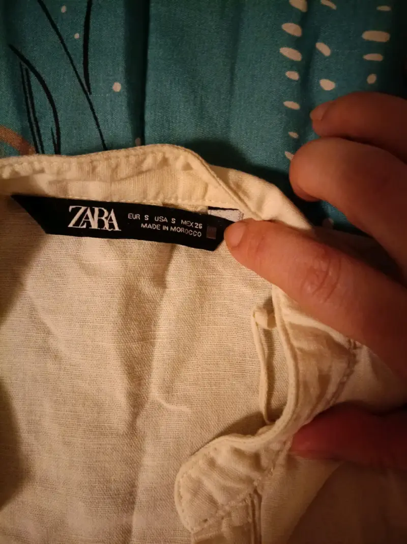 Vestido largo beige Zara con mangas abullonadas - 2