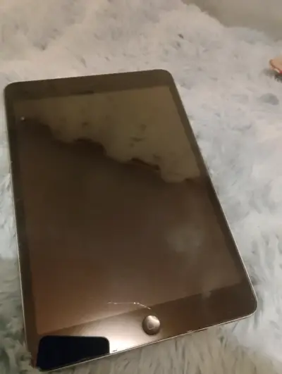iPad con pantalla dañada en buen estado general - miniatura 1